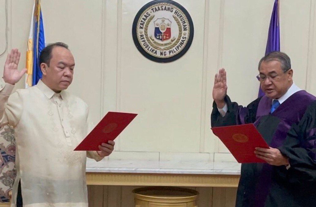 Newly appointed Comelec Commissioner Ernesto P. Maceda Jr. takes his oath before Supreme Court Chief Justice Alexander Gesmundo.