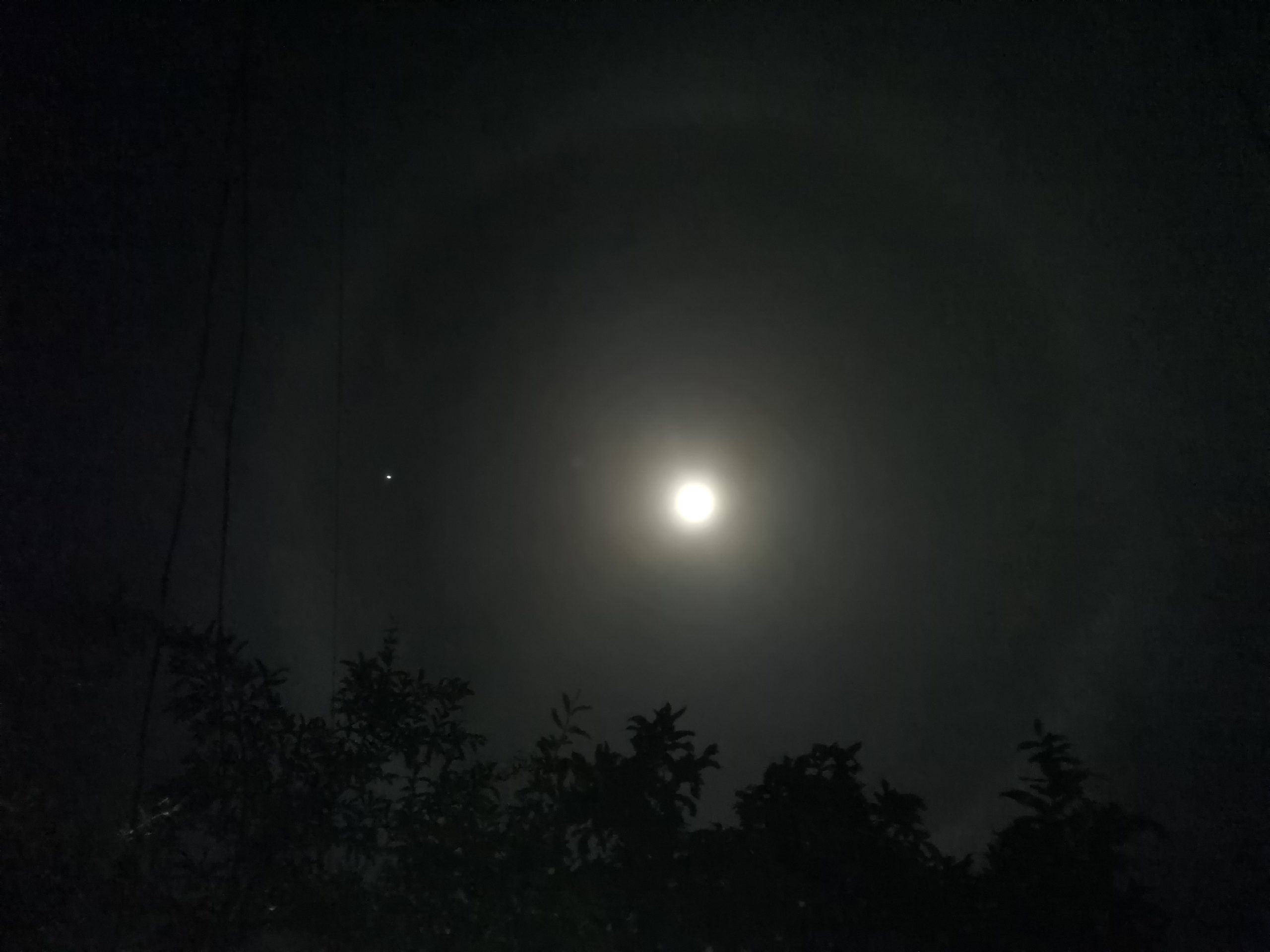 A lunar halo appears in the skies of Tagbilaran City, Bohol 