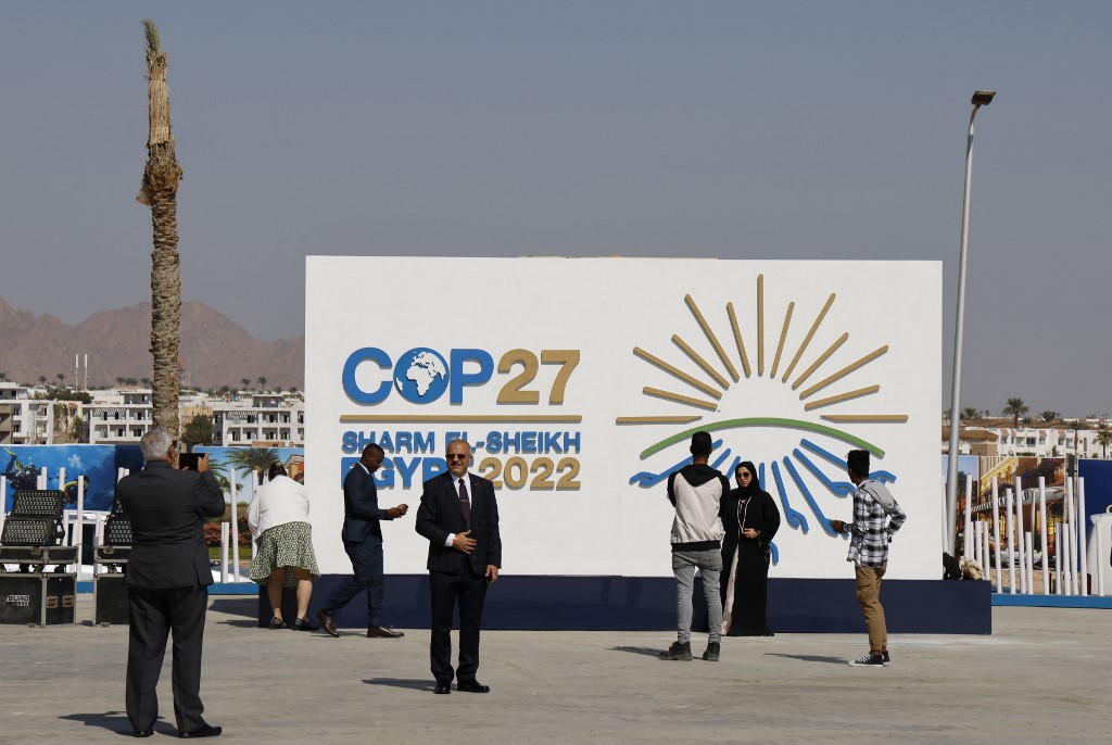 Participants arrive at the Sharm El Sheikh International Convention Centre, on the first day of the COP27 climate summit, in Egypt's Red Sea resort city of Sharm el-Sheikh, on November 6, 2022 - The UN's COP27 climate summit kicked off today in Egypt after a year of extreme weather disasters that have fuelled calls for wealthy industrialised nations to compensate poorer countries. (Photo by Ludovic MARIN / AFP)