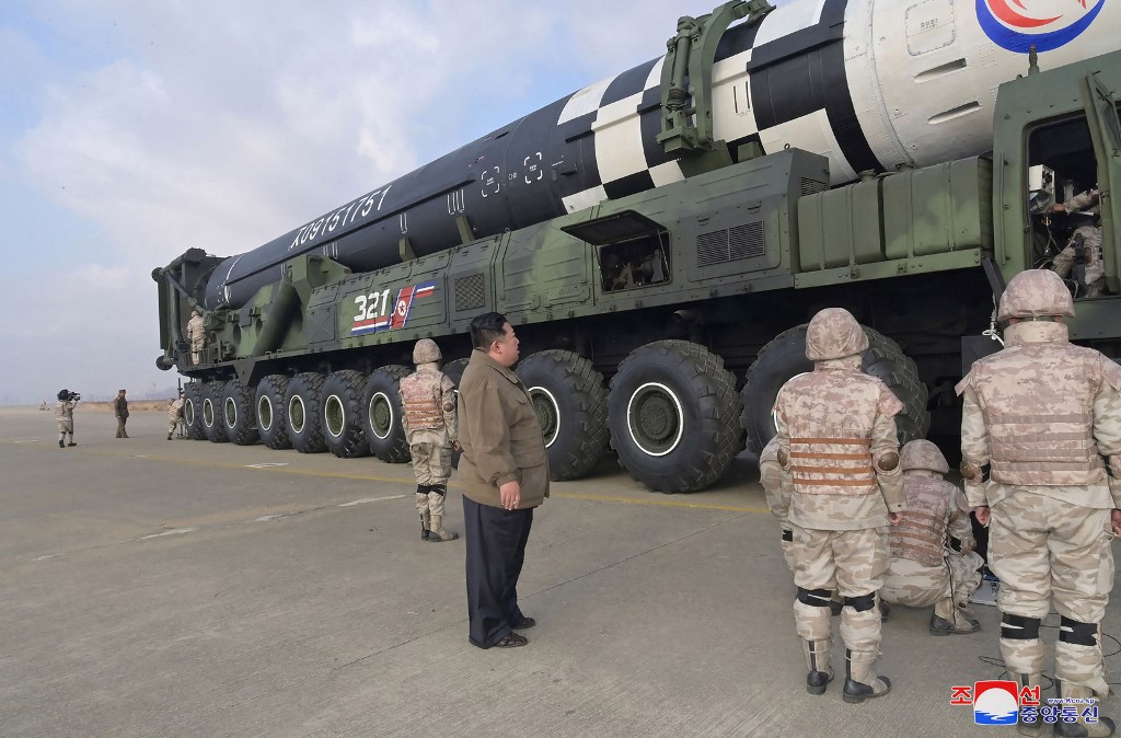 This picture taken on November 18, 2022 and released from North Korea's official Korean Central News Agency (KCNA) on November 19, 2022 shows North Korea's leader Kim Jong Un (C) inspecting a new intercontinental ballistic missile (ICBM) "Hwasong Gun 17", before the launch at Pyongyang International Airport. - North Korean leader Kim Jong Un said he would respond to US threats with nuclear weapons, state media said on November 19, after Kim personally oversaw Pyongyang's latest launch of intercontinental ballistic missile. (Photo by KCNA VIA KNS / AFP) / South Korea OUT / REPUBLIC OF KOREA OUT ---EDITORS NOTE--- RESTRICTED TO EDITORIAL USE - MANDATORY CREDIT "AFP PHOTO/KCNA VIA KNS" - NO MARKETING NO ADVERTISING CAMPAIGNS - DISTRIBUTED AS A SERVICE TO CLIENTS / THIS PICTURE WAS MADE AVAILABLE BY A THIRD PARTY. AFP CAN NOT INDEPENDENTLY VERIFY THE AUTHENTICITY, LOCATION, DATE AND CONTENT OF THIS IMAGE --- /