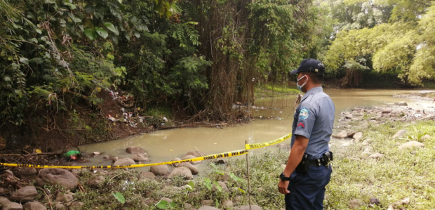 Police in Bansalan, Davao del Sur cordon off a riverbank where a woman, entangled among a pile of debris in Barangay Rizal, was found dead. STORY: Woman found dead in river in Davao del Sur