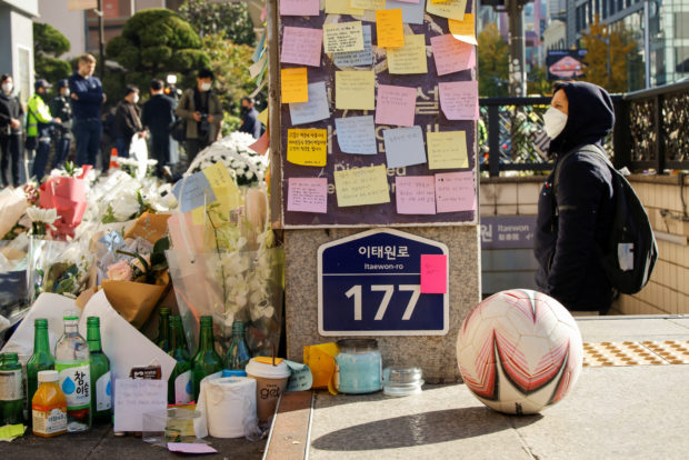 People pay respects near the scene of a crowd crush that happened during Halloween festivities, in Seoul, South Korea, November 2, 2022. REUTERS/Heo Ran
