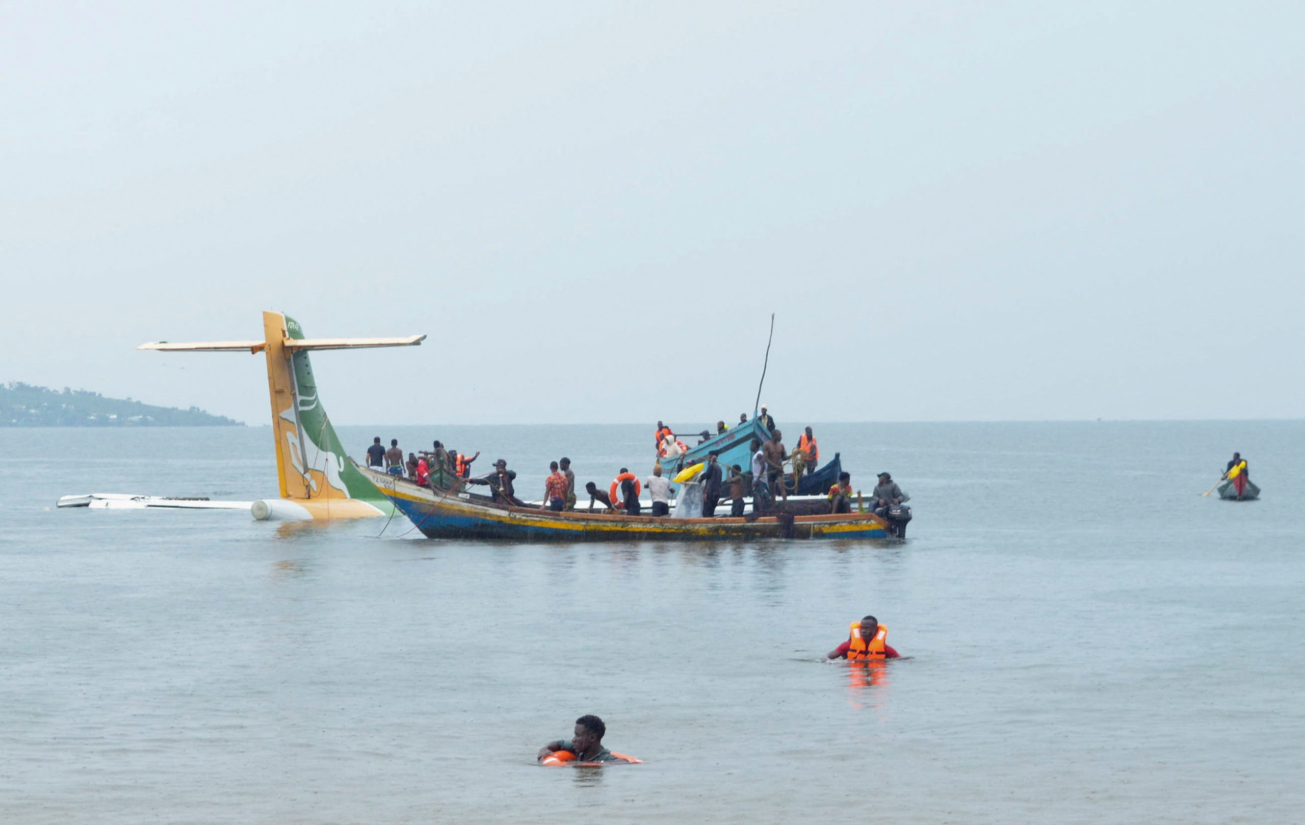 Tanzania plane plunges into Lake Victoria