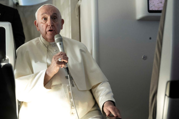 Pope Francis answers reporters' questions during his flight back to Rome, after his apostolic journey to Bahrain, November 6, 2022.  Maurizio Brambatti/Pool via REUTERS