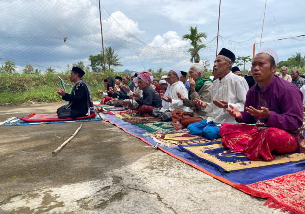 Hundreds of Indonesians prayed out in the open next to rice paddies and in the streets following the earthquake