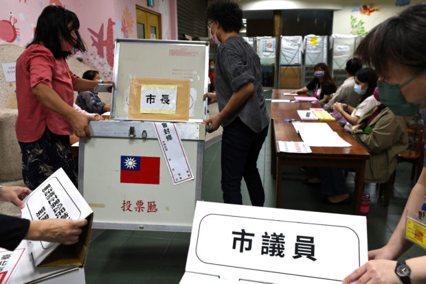 Staff prepare the ballot box ahead of election day in Taipei, Taiwan, November 26, 2022. REUTERS/Ann Wang