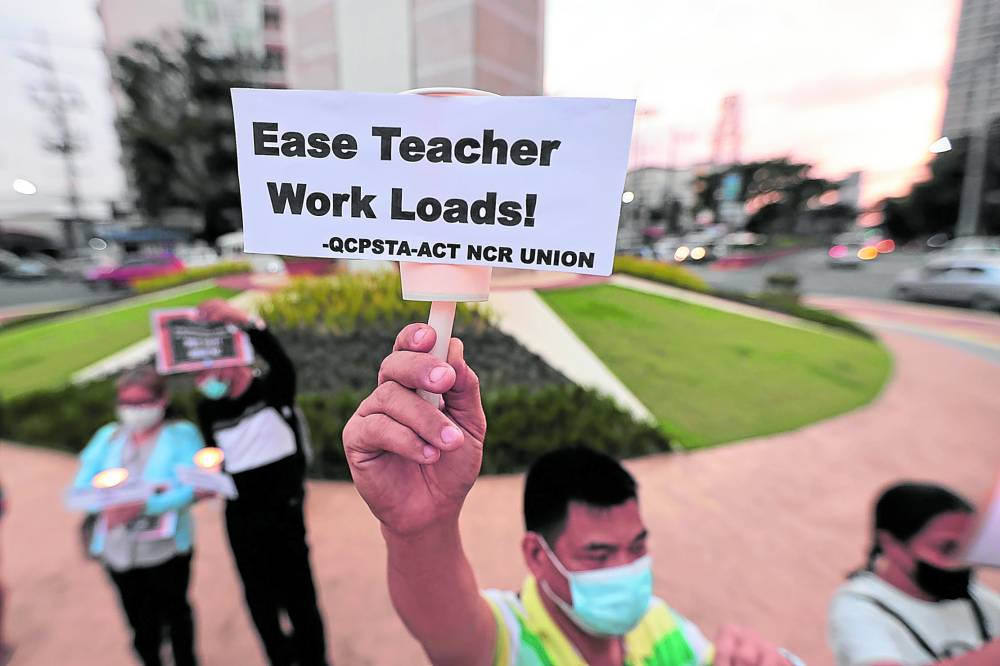 Activist teachers urged the Department of Education (DepEd) to explain how exactly it plans to enforce its new order to depoliticize and professionalize their ranks, saying it might “step on their basic rights” by prohibiting them from airing complaints about the agency in public.