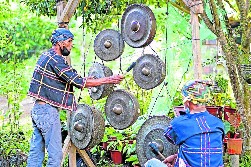 Les musiciens vieillissants de Bagobo Klata frappent le kulintang à différentes intensités pour produire des rythmes mélodiques qui donnent vie à un glorieux héritage