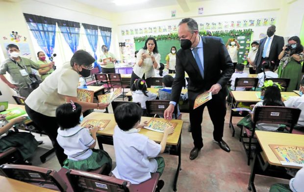 US second gentleman Douglas Emhoff (right) and Department of Health officer in charge Maria Rosario Vergeire distribute “Tibay ng Dibdib” storybooks to students at Gregoria de Jesus Elementary School on Monday. The United States is donating $5 million to the Philippine government for its COVID vaccine rollout. STORY: $5 million from US to boost COVID vaccine rollout
