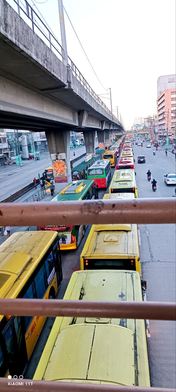 A photo of the bus congestion around 6:00am on November 30,2022, shared by a commuter. | Photo from @chemloverphil