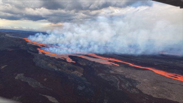 This aerial image released by the US Geological Survey (USGS) from Civil Air Patrol on November 28, 2022, shows the lava on the northeast rift zone of Mauna Loa in Hawaii. - Hawaii's Mauna Loa, the largest active volcano in the world, has erupted for the first time in nearly 40 years, US authorities said, as emergency crews went on alert early Monday. (Photo by Handout / US Geological Survey / AFP) / RESTRICTED TO EDITORIAL USE - MANDATORY CREDIT "AFP PHOTO / US Geological Survey " 