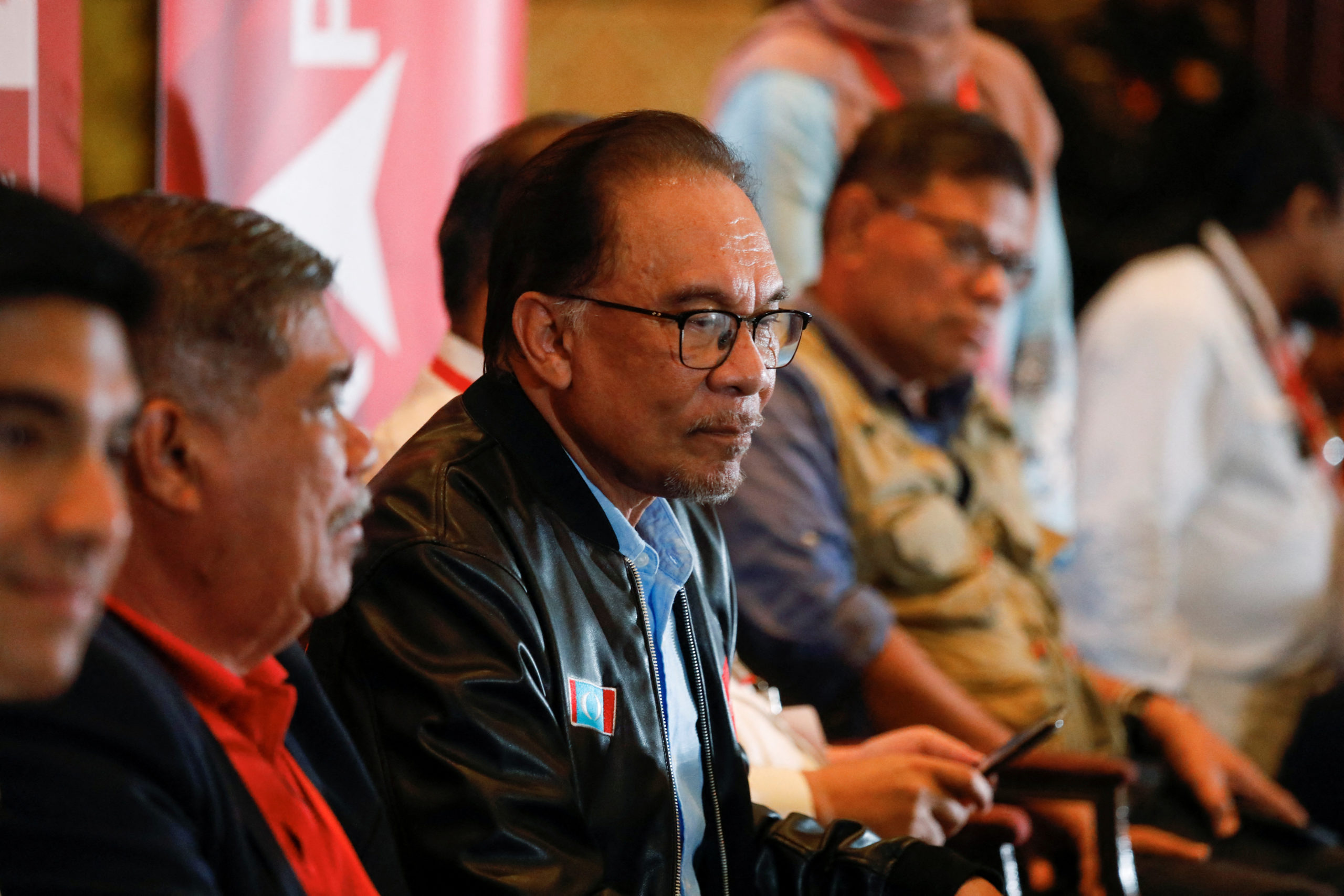 Malaysia's Muhyiddin, Anwar Race To Form Government As Turmoil Drags On ...