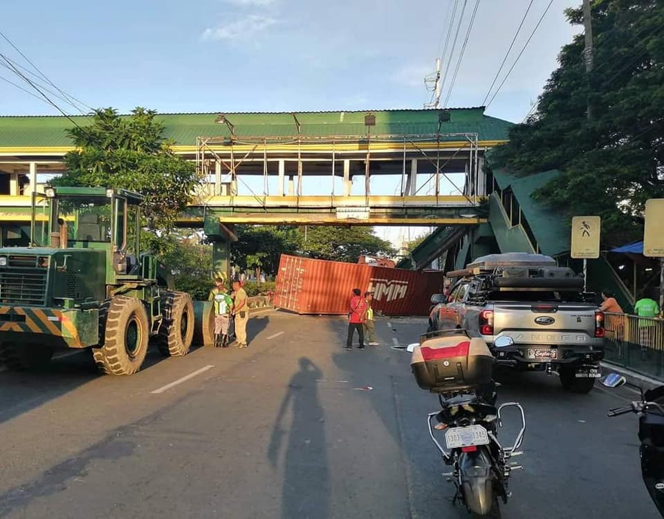Trailer truck hits Parañaque footbridge