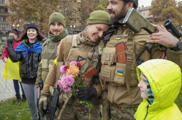 Ukraine troops greeted with flowers in Kherson