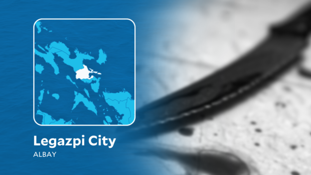 LEGAZPI CITY – A bank manager was injured after he was stabbed by a former broadcaster in this city on Saturday night (Nov. 19), a report said Sunday (Nov. 20). Lieutenant Kharren Formales, Albay police spokesperson, said in a report that while having a drinking spree, Jaime Aplacador, 47, was stabbed by Lamberto Doronela, 57, using a scissor inside a bar in Barangay (village) 16-Washington at around 7:20 p.m. Aplacador had injuries on the left back portion of his neck and was brought to a hospital. Formales said the suspect was immediately held by the owner and other customers. Doronela, a former radio and online television anchor in this city, is now under the custody of the police while the investigation is ongoing. READ: Man stabs neighbor dead in Manila over noise