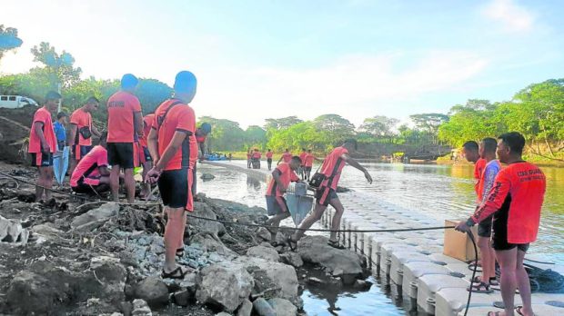 Personnel of the Philippine Coast Guard (PCG) on Thursday installed a floating bridge between the provinces of Batangas and Quezon to temporarily replace the concrete bridge that collapsed at the height of Severe Tropical Storm “Paeng” (international name: Nalgae) last month.