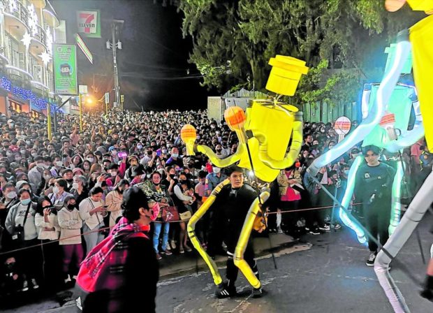 NIGHT SPECTACLE Giant puppet lanterns carried by Saint Louis University students entertain the crowd along the parade route on Session Road during the launch of Baguio City’s Christmas activities on Dec. 1. —EV ESPIRITU