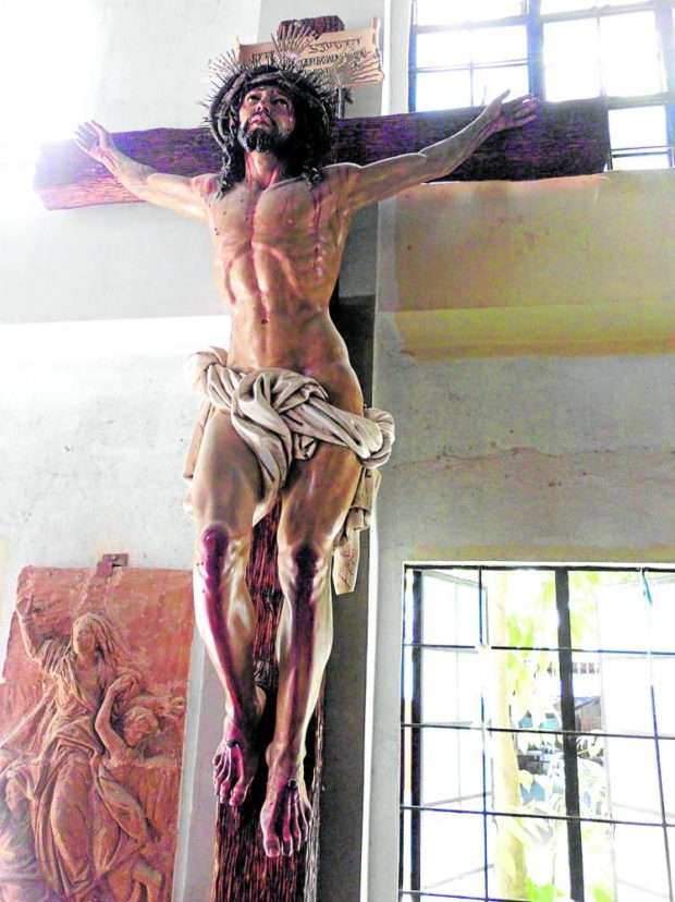 Wilfredo“Willy” Layug made this cross for the altar of the Mass celebrated by Pope Francis in his visit to the Philippines in 2015.