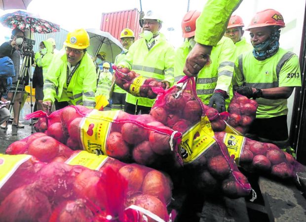 Customs officers in 2018 inspect white onions worth P4.5 million smuggled from China. STORY: Smuggled white onions deemed unsafe, won’t be sold via Kadiwa