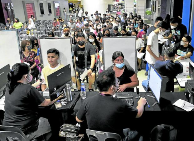 REGISTER ANYWHERE Voters register at a Manila shopping mall during a test run in July. STORY: Comelec resumes voter listup