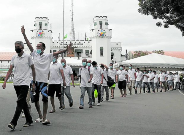 ROAD TO FREEDOM More than 300 inmates from different prisons and penal farms of the Bureau of Corrections will spend Christmas with their families following their release after a program at New Bilibid Prison in Muntinlupa City on Monday. —RICHARD A. REYES