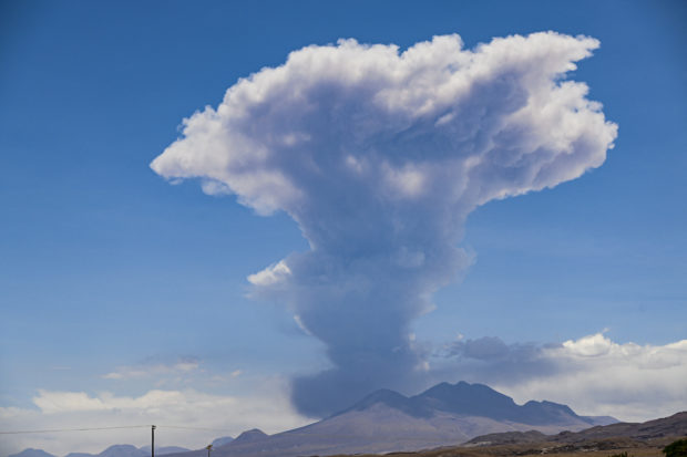 El volcán Lascar en Chile se agita y lanza humo al cielo