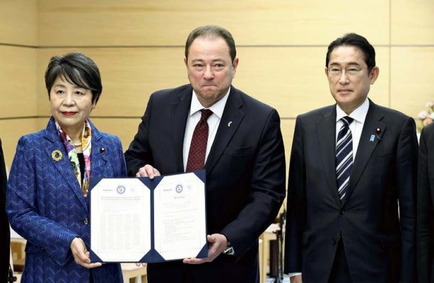 Prime Minister Fumio Kishida, right, poses for a photo with Ukraine’s Ambassador to Japan Sergiy Korsunsky