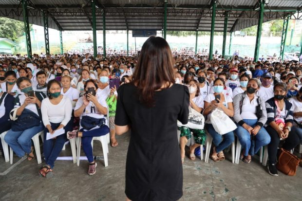 Quezon City: Volunteers of the Joy Belmonte Volunteers Movement receive Christmas giveaways. 