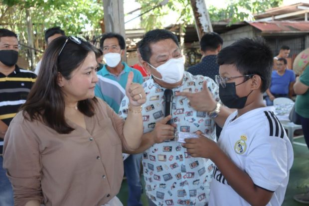 Close to 3,000 students and teachers suffering from poor eyesight in Pampanga got an early Christmas gift from the Pineda family represented by Provincial Board Member Mylyn Pineda-Cayabyab who gave free eye checkups and graded eyeglasses under her family's "Free eyeglasses for students and teachers" special project.