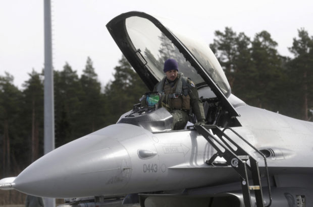 FILE PHOTO: A U.S. Air Force 510th Fighter Squadron pilot leaves his F-16 fighter in Amari air base March 26, 2015. REUTERS/Ints Kalnins/File Photo