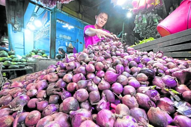 A market vendor sells red onions for P600 per kilo at Marikina Public Market on Dec. 27, 2022. STORY: Onions, other veggies from abroad need clearances, Filipino travelers warned
