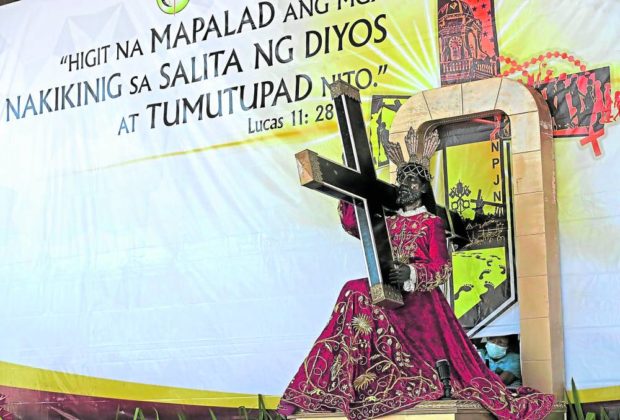 The Catholic faithful touch the feet of the BlackNazarene during the “Pagpupugay,” which replaces the traditional Pahalik. STORY: DOH to Nazarene devotees: Keep off feast if unvaccinated vs COVID