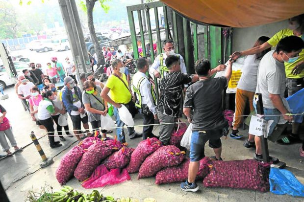 People lining up at a Kadiwa store. STORY: Ombudsman summons DA, FTI execs over onion purchase