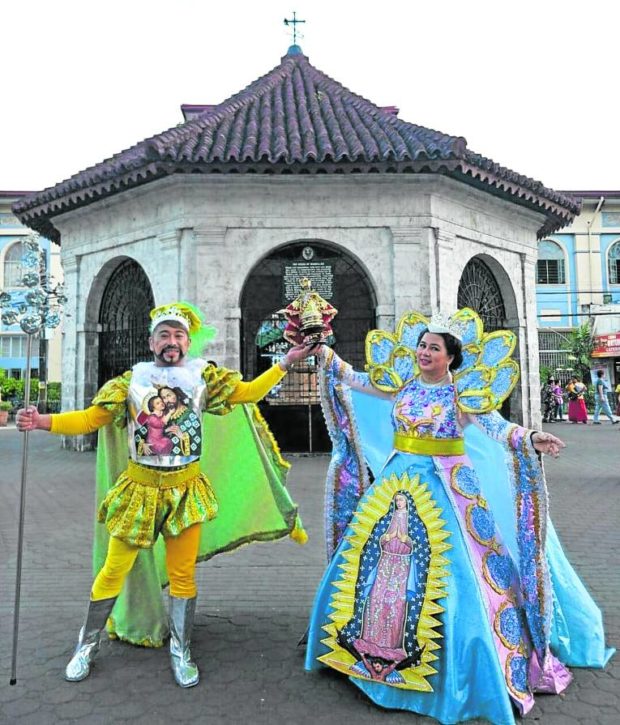 Cebuano choreographer Val Sandiego poseswith his wife Ofelia in front of the Magellan’s Cross in Cebu City