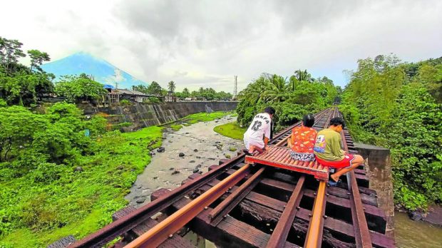 FAST RIDE A contraption called “skate,” which runs through the idle tracks of the Philippine National Railways, remains the primary mode of transportation for residents of Barangay Travesia as they travel to and from the Guinobatan town center in Albay province. —MICHAEL B. JAUCIAN