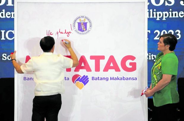 COMMITMENT President Marcos signs the commitment wall for “Matatag: Bansang Makabata, Bansang Makabansa,” the government agenda in solving problems plaguing Philippine education, during the presentation of the Basic Education Report 2023 by Vice President and Education Secretary Sara Duterte (right) on Monday. —NIÑO JESUS ORBETA