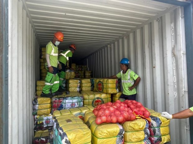 The BOC seizes P17 million worth of onions concealed between stacks of used or ukay-ukay clothes.