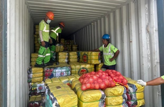 The BOC seizes P17 million worth of onions concealed between stacks of used or ukay-ukay clothes.