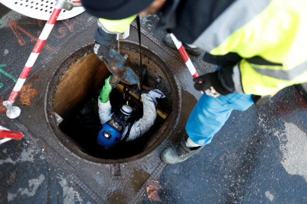 Sewer cleaners work in Paris