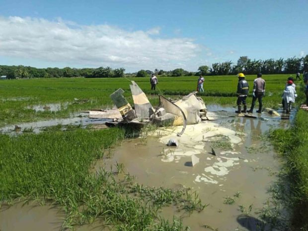  The Philippine Air Force says the last signal that it received from the pilots of a trainer aircraft, who left Sangley Point in Cavite City around 10 a.m. Wednesday, was at 10:34 a.m., several minutes before the plane crashed into a rice farm in Pilar, Bataan. STORY: 2 PAF pilots dead in Bataan crash