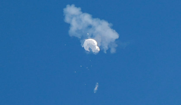 The suspected Chinese spy balloon drifts to the ocean after being shot down off the coast in Surfside Beach, South Carolina, U.S. February 4, 2023. REUTERS/Randall Hill