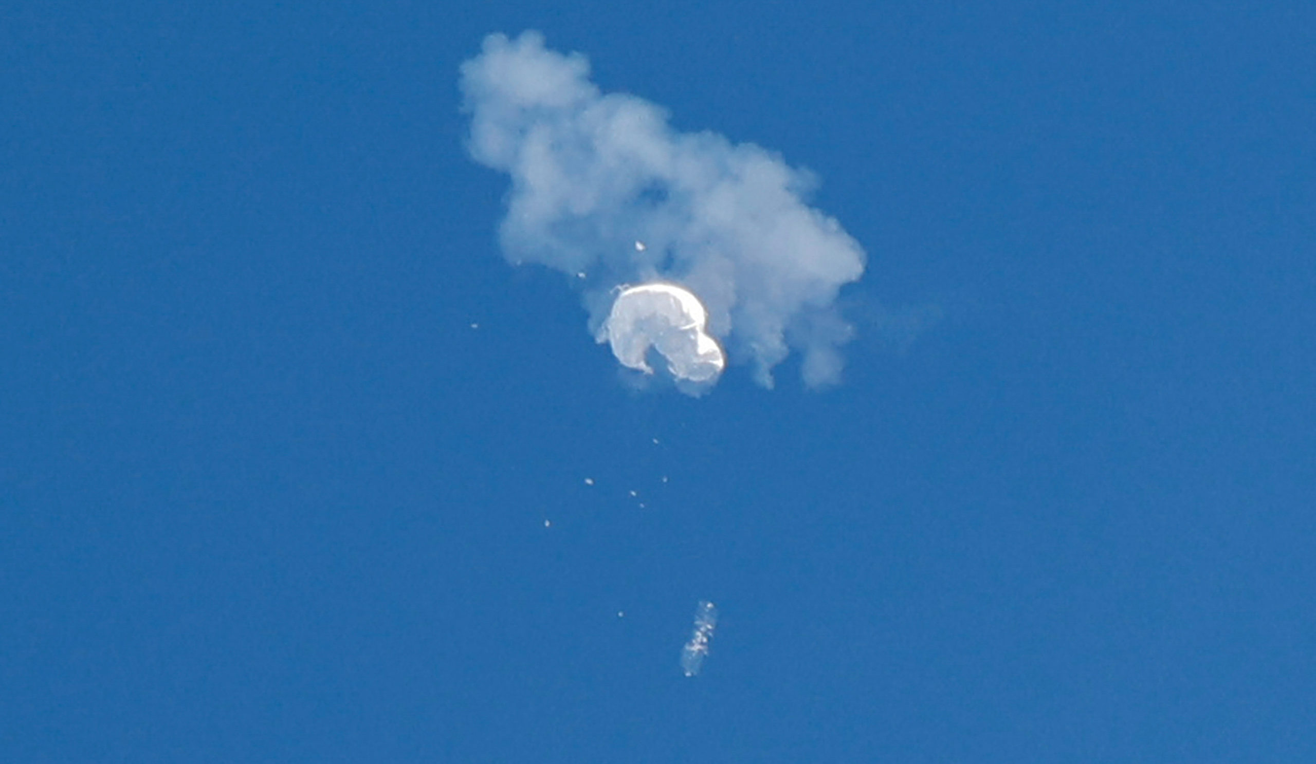 The suspected Chinese spy balloon drifts to the ocean after being shot down off the coast in Surfside Beach, South Carolina, U.S. February 4, 2023. REUTERS/Randall Hill china shoot down