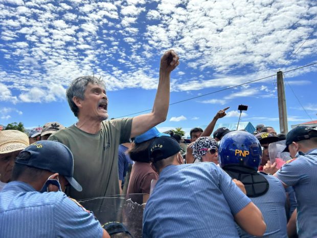 Sibuyan residents slam mining ops, set up human barricade  
