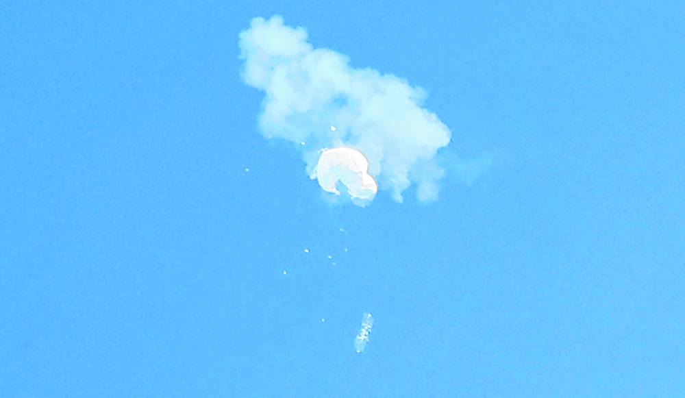WHITE CRAFT DOWN A suspected spy balloon is taken out by an F-22 fighter jet off the coastal town of Surfside Beach, South Carolina, on Saturday. China criticized the “use of force” and said it reserved “the right to make further necessary responses.” —REUTERS