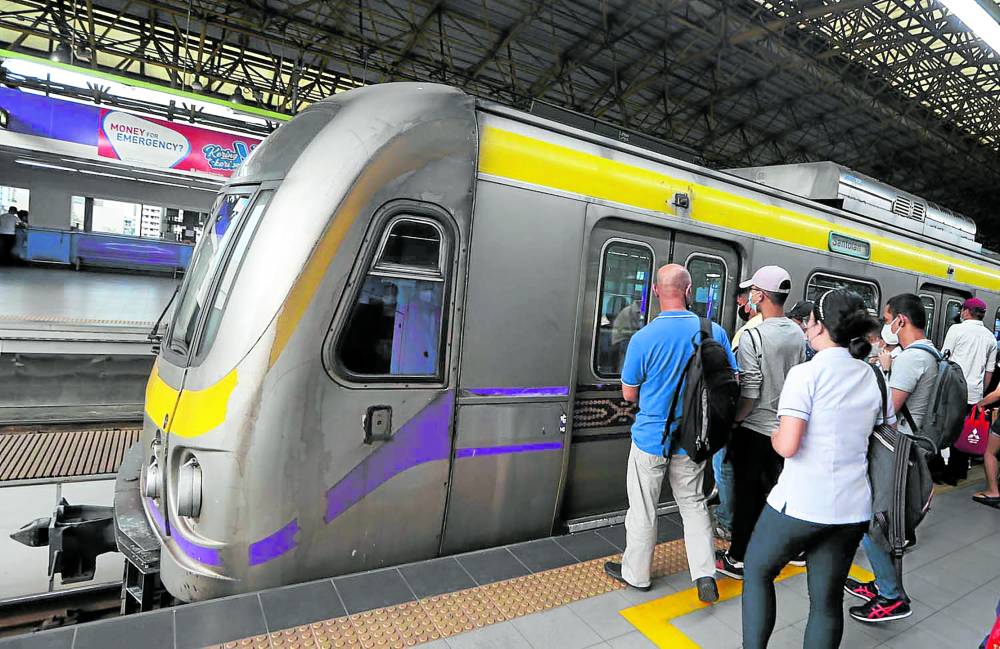 IMPENDING FARE HIKE Train commuters will have to pay an additional P4.50 per ride once the Department of Transportation approves the proposed increase in train fares next month. —INQUIRER photo