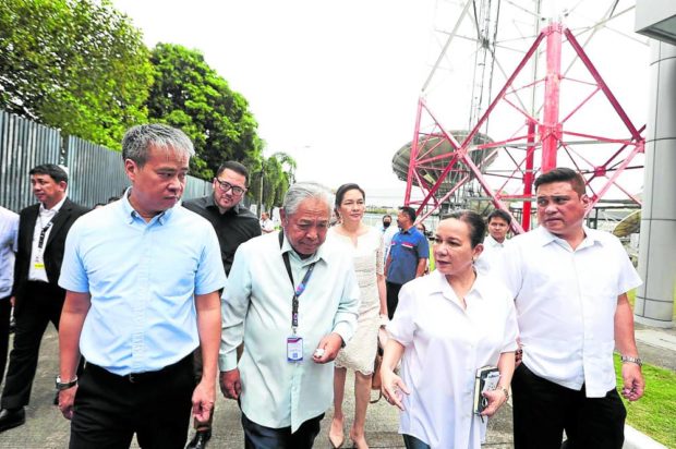 en. Grace Poe (second from right), in this Feb. 6 photo, is joined by her fellow senators during the inspection of the Air Traffic Management Center of the Civil Aviation Authority of the Philippines in Pasay City. STORY: Airport execs liable for New Year’ Day fiasco, says Poe