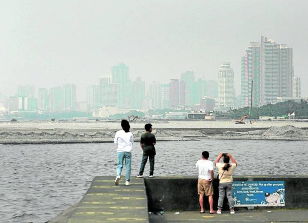 UNFAMILIAR TERRAIN Manila Bay has become an unfamiliar landscape to longtime residents of the national capital as dredging and reclamation activities continue. Once development is finished, this portion of the bay in Pasay City near shopping malls and hotels will alter Metro Manila’s skyline. —RICHARD A. REYES