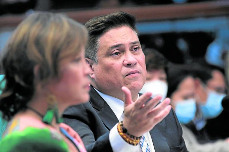 Senate President Pro Tempore Loren Legarda praises Senate President Juan Miguel Zubiri and brushed off the possibility of a shakeup in the upper chamber’s leadership.