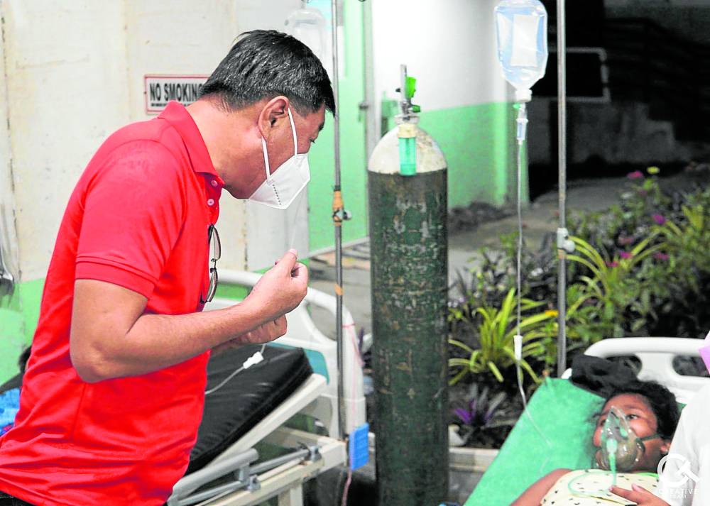 San Carlos City Mayor Renato Gustilo checks on the patients downed by amoebiasis at the San Carlos City Hospital on Feb. 1. 