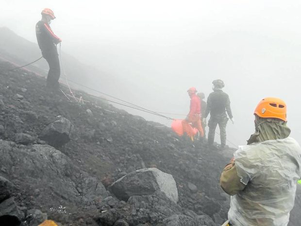 Emergency responders on Sunday morning carefully bring down the bodies of four plane crash victims using ropes anchored on rocks along the slopes of Mayon Volcano. STORY: Officials commend Mayon plane crash responders